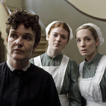 http://janeaustensworld.files.wordpress.com/2010/12/siobhan-finneran-as-obrien-rose-leslie-as-gwen-and-joanne-froggatt-as-anna.jpg?w=360&h=360