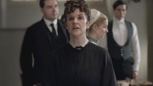 ladies maid dislikes mr crawley Downton Abbey 2010. Credit: Courtesy of © Carnival Film & Television Limited for MASTERPIECE