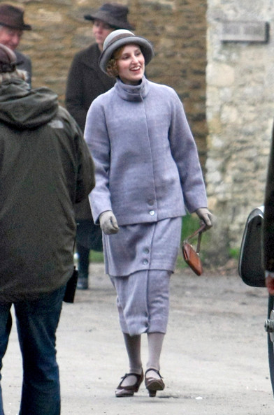Season-3-downton-abbey-29843535-392-594