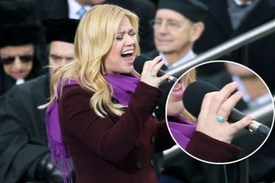 Kelly Clarkson wears a facsimile of Jane Austen's ring at a concert.