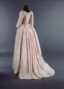 1785-90 Sheer embroidered cotton muslin lined with pink silk taffeta - Galliera