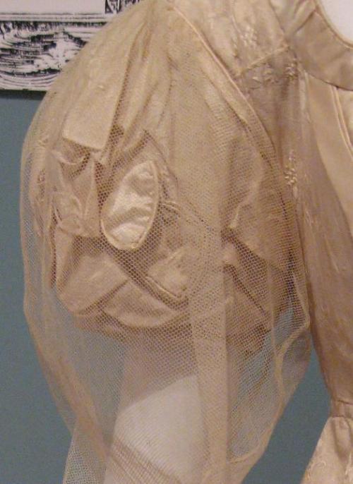 closeup 1gauze oversleeve