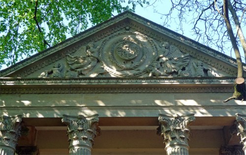 Detail_of_Minervas_Temple,_Sydney_Gardens,_Bath_(geograph_Stephen Richards